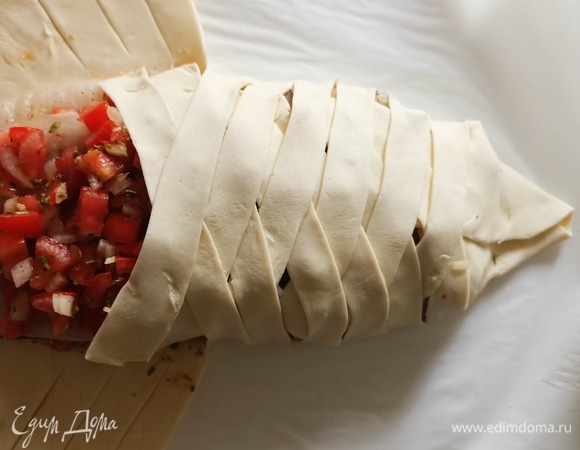 Далее заворачиваем начинку, берем сначала полоску справа, затем — слева, и так до конца. Вот и туловище готово.