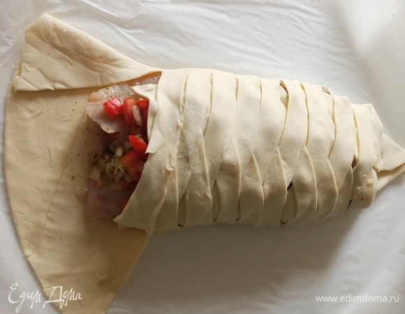 Теперь хвост. Сначала складываем концы теста так, чтобы получились два треугольника.