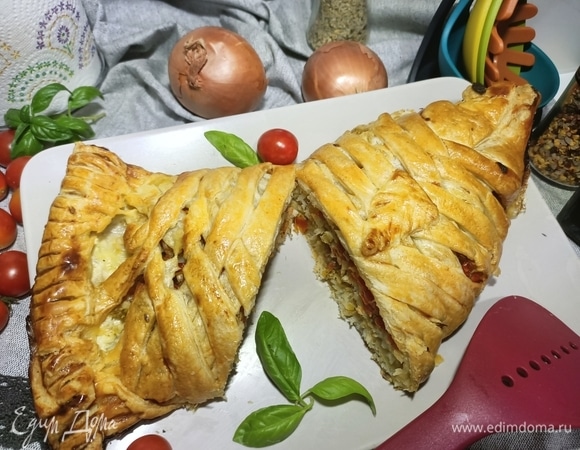 Яичный желток смешиваем с молоком и смазываем нашу рыбу. Разогреваем духовку до 180°C и запекаем рыбу в течение 30–40 минут. Готовую рыбу аккуратно перекладываем на блюдо и подаем. Приятного аппетита!