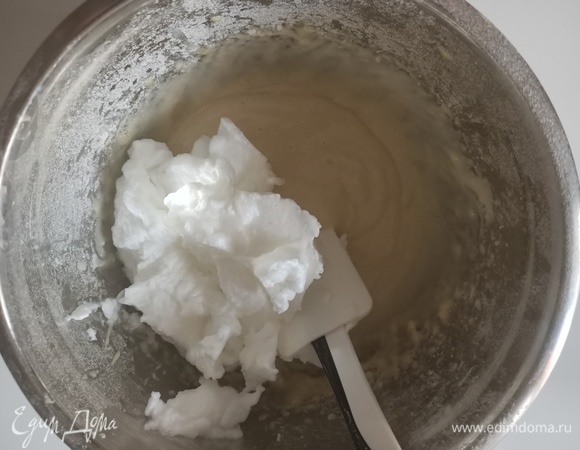 Отделяем желток от белка. Сначала взбиваем белок, затем начинаем взбивать желток, постепенно добавляя сахар, муку, молоко, ванильный экстракт и щепотку соли. Далее вводим взбитый белок и аккуратно перемешиваем. Тесто накрываем пищевой пленкой и ставим в холодильник на 20–30 минут.