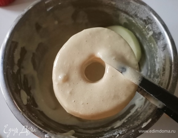 Достаем тесто из холодильника и обмакиваем каждый ломтик яблока в кляр.