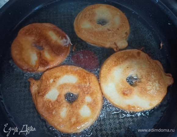 Разогреваем в сковороде масло и обжариваем яблоки с двух сторон до золотистого цвета. Затем выкладываем их на бумажное полотенце для удаления лишнего жира.