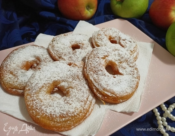 Готовый десерт выкладываем на блюдо, посыпаем сахарной пудрой и подаем. Приятного аппетита!