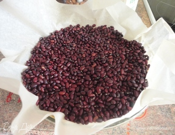 Разогрейте духовку до 180°C. Тесто накройте бумагой для выпечки и засыпьте любым наполнителем. Выпекайте 15–20 минут. Затем уберите бумагу с наполнителем и выпекайте корж еще 5 минут.