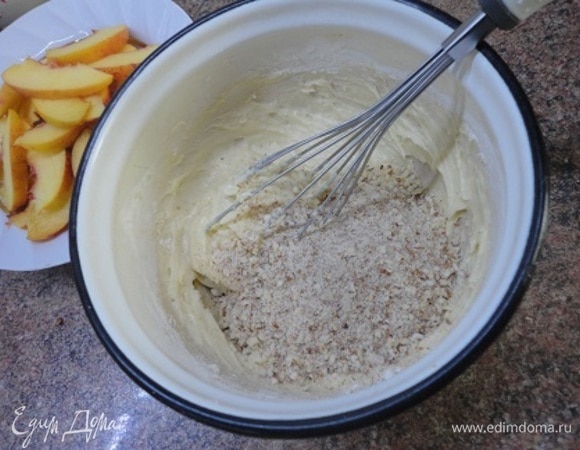 Персики или нектарины нарежьте тоненькими дольками. Для крема миндаль измельчите в блендере. Взбейте мягкое сливочное масло с сахарной пудрой. Не переставая взбивать, введите яйцо. Затем добавьте муку и миндаль, перемешайте.