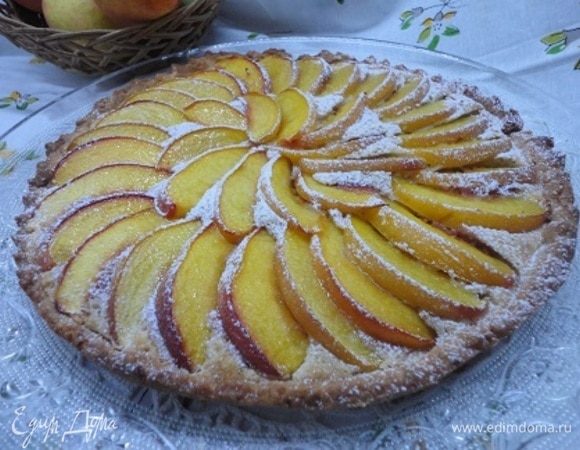 Выпекайте пирог первые 20 минут при температуре 180°C, затем убавьте до 160°C и выпекайте еще 30 минут, накрыв пирог фольгой. Остывший пирог посыпьте сахарной пудрой.