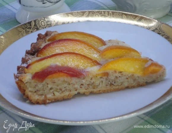 Тоненькая песочная основа, ароматный крем и сочные персики.