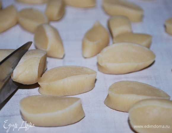 Разрезала тесто на кусочки.