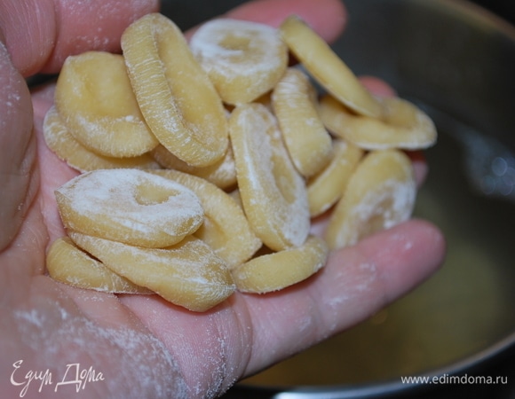 Пасту отварила в течение 7–8 минут в кипящей подсоленной воде. Откинула на дуршлаг и промыла под холодной водой.