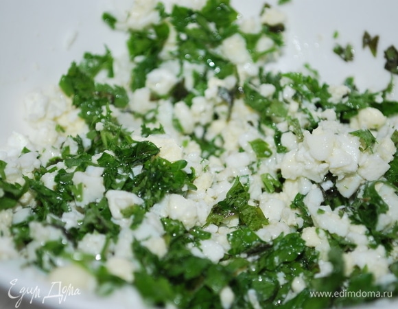 Яйца отварила в течение 7–8 минут, остудила их. Зелень мелко нарезала.