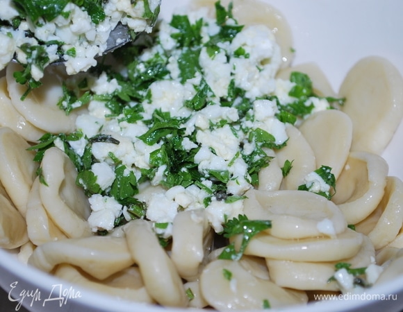 Смешала орекьетте с зеленью и яйцом, добавила горчицу (можно добавить зернистую горчицу), оливковое масло, свежемолотый черный перец, посолила по вкусу. Прежде чем подать салат, надо его охладить в течение 30–40 минут в холодильнике.