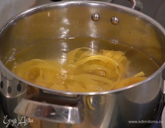 Макароны отваривать в подсоленной воде на 1–2 минуты, чем указано на упаковке.