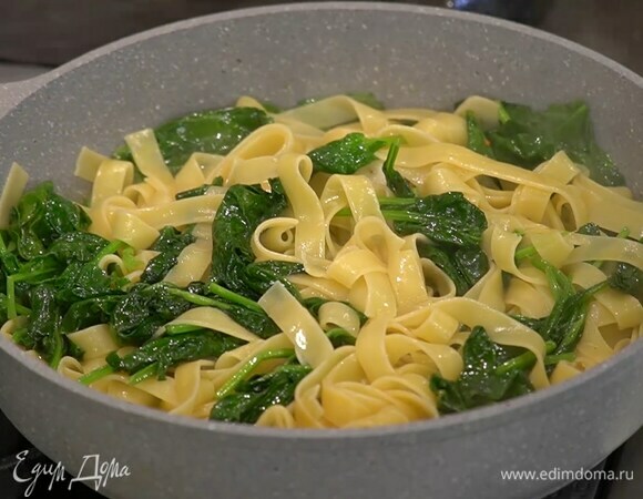 Отваренные макароны щипцами переложить в сковороду со шпинатом и прогревать все 1–2 минуты.