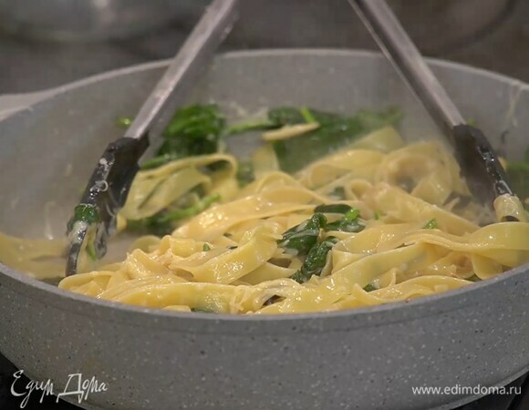 Посыпать макароны базиликом, натертым пармезаном, перемешать и выключить огонь.