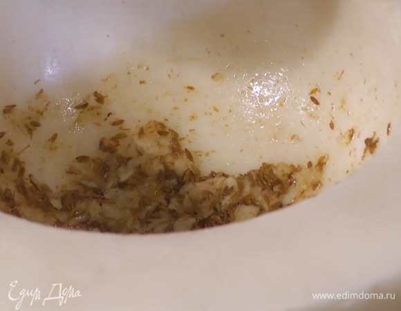 Приготовить маринад: зиру растереть в ступке, добавить чеснок, паприку и соль и растереть все в пюре, затем всыпать сумах, влить оливковое масло, половину лимонного сока и еще немного растереть.