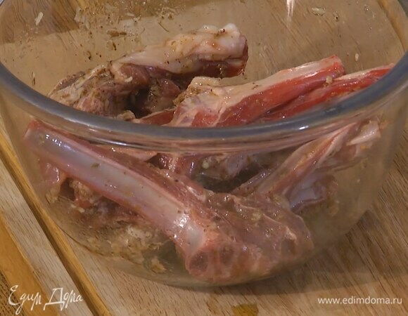 Ягнятину смазать со всех сторон маринадом и дать постоять.