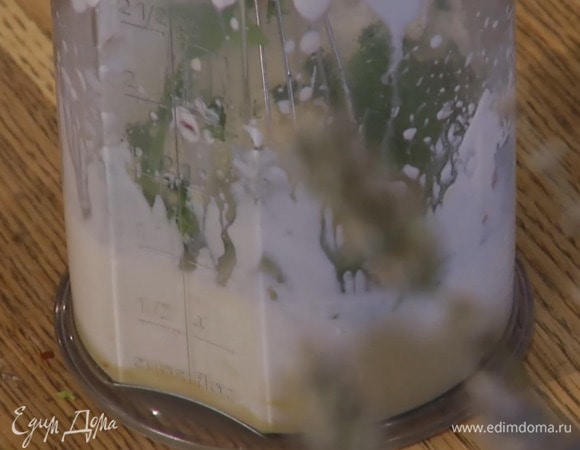 Приготовить заправку: йогурт и пасту тахини соединить в чаше блендера посолить, поперчить, влить 1 ст. ложку кипяченой воды и взбить все блендером с насадкой-венчиком, затем добавить оставшийся лимонный сок, мяту и взбить все еще немного.