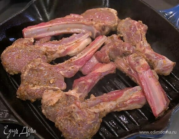 Разогреть сковороду-гриль и пожарить мясо до готовности.