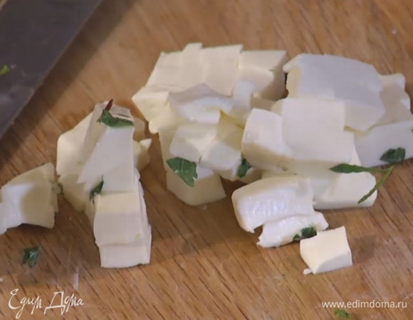 Фету нарезать небольшими кубиками.