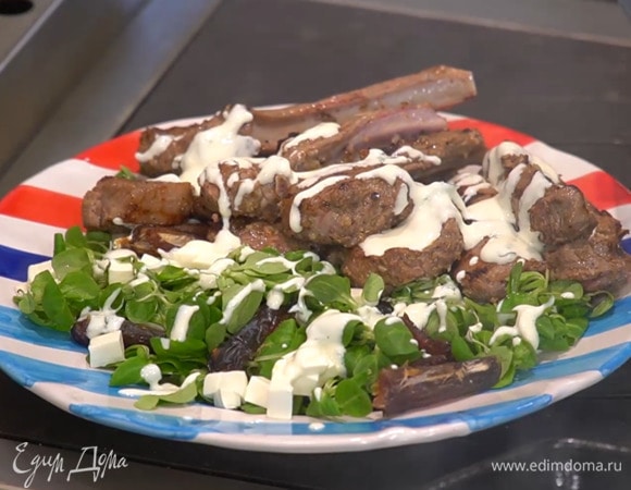 На блюде разложить салатные листья, нарезанные финики и фету, полить все половиной заправки, сверху выложить готовое мясо и полить оставшейся заправкой.