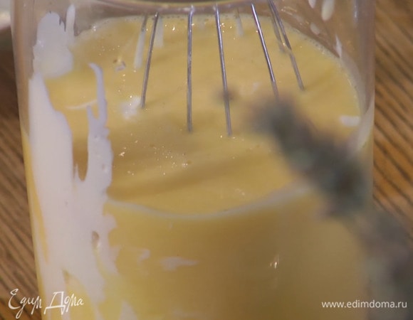 Яйца вместе с растительным маслом взбить блендером с насадкой-венчиком, затем добавить йогурт и еще немного взбить.