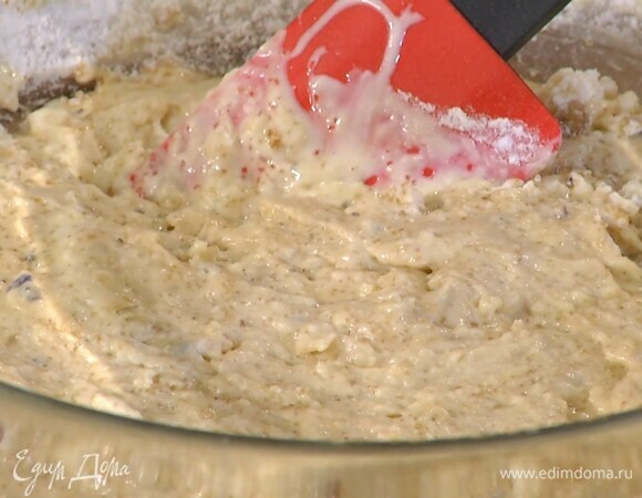 К муке с разрыхлителем влить яичную смесь и быстро вымешать лопаткой.