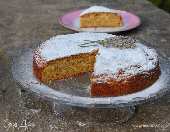 Готовый кекс вынуть из формы и остудить, затем посыпать сахарной пудрой и украсить веточками лаванды.