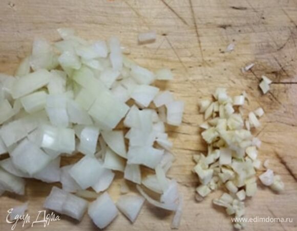 Мелко шинкуем лук и чеснок.