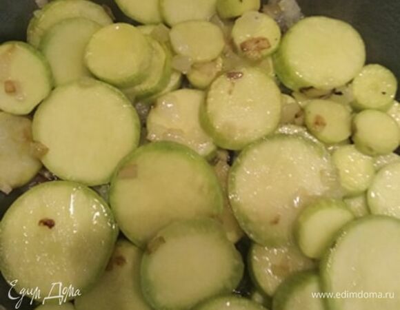 Выкладываем в сковороду кабачки и жарим 7–10 минут, постоянно помешивая. В конце приготовления солим и добавляем травы. У меня итальянские. Можно добавить свежий базилик или укроп.