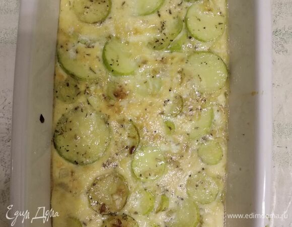 Форму для запекания смазываем оливковым маслом, выкладываем кабачки. Яйца взбиваем венчиком, солим, перчим и выливаем на кабачки. Отправляем в разогретую до 180°C духовку минут на 20. Смотрите по своей духовке. Когда яйца запекутся, фриттата готова. Можно подавать как самостоятельное блюдо или как гарнир. Мне нравится с итальянским помидорным салатом. Рецепт здесь: https://www.edimdoma.ru/retsepty/139998-zapechennye-kabachki-s-salatom-iz-tomatov. Приятного аппетита!