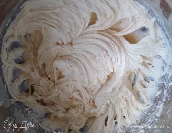 Добавить муку и разрыхлитель, взбивать до однородности.