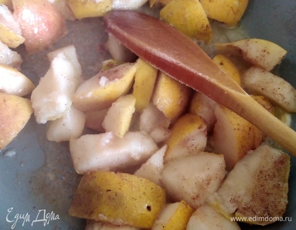 Груши нарезать крупными кусочками. Масло растопить, добавить груши и сахар, специи. Карамелизовать 2 минуты.