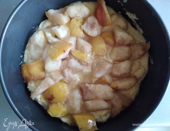 Духовку разогреть до 170°C. Форму диаметром 24–26 см смазать маслом, вылить тесто. Сверху распределить груши без лишнего сока. Я пекла два пирога в форме размером 16 см, поэтому у меня высокий слой теста получился.