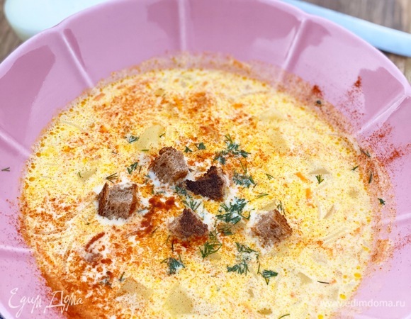 Картофель нарезать небольшими кубиками. Морковь — мелкой соломкой. Лук нашинковать. Обжарить овощи в кастрюле на сливочном масле 2 минуты. Затем залить кипящим бульоном, чтобы не терять температуру. Варить до готовности овощей.