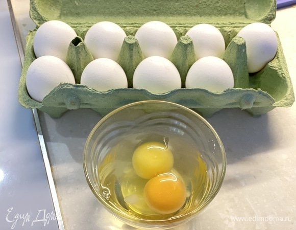 Подготовить яйца. Я их слегка взбила. Вы можете делать в виде глазуньи. Посолить и поперчить.