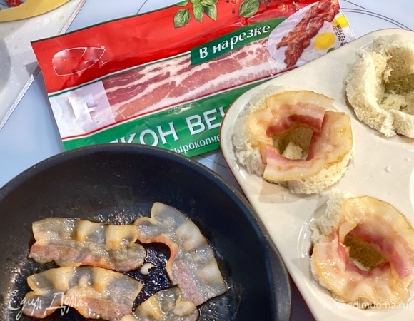 На сухой сковороде слегка обжарить бекон. Он должен остаться мягким.