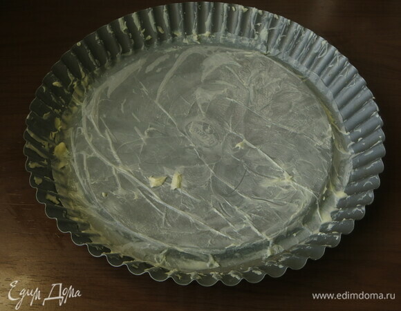 Смазываем форму маслом.