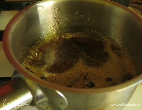 Смешиваем компоненты карамели, ставим на средний огонь до растворения, помешиваем, увеличиваем огонь и варим 4–5 минут, не помешивая.