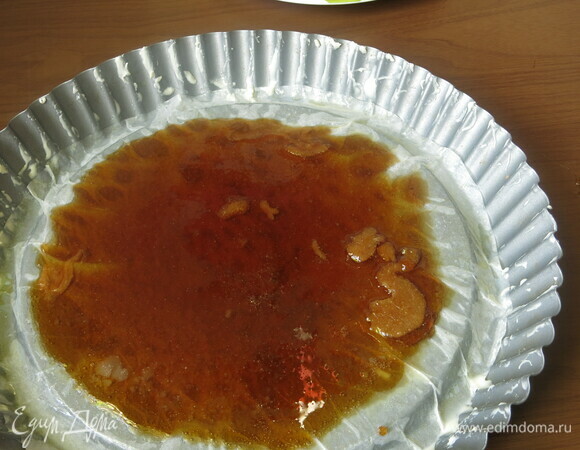 Выливаем карамель в форму, у меня форма с бортиками, наливала по середине. Горошины перца удалила.