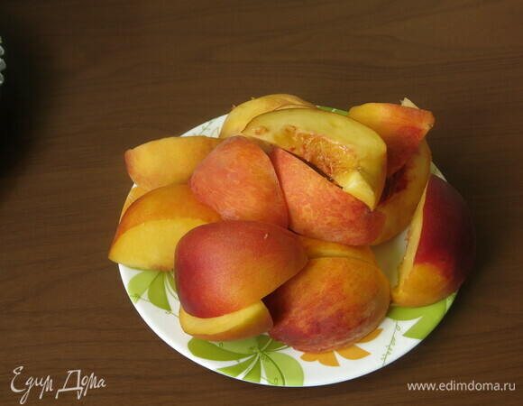 Нарезаем персики на шесть частей.