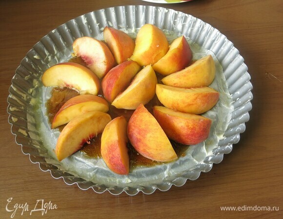 Выкладываем персики в карамель.