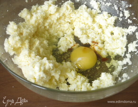 Соединяем масло и сахар, взбиваем. Вбиваем яйца по одному, вливаем ванильный экстракт, взбиваем.