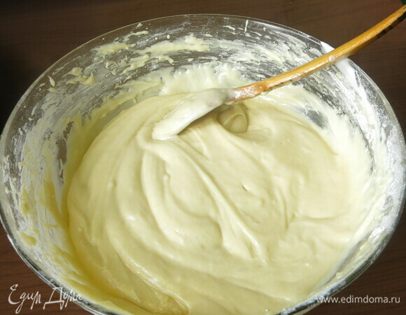 Соединяем два вида муки, разрыхлитель, соду. Вмешиваем в три приема сухие компоненты и сметану. Начинаем с муки.