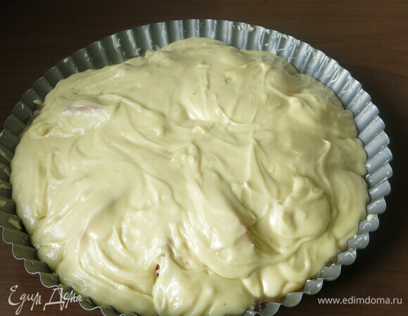 Заливаем персики тестом, разравниваем.