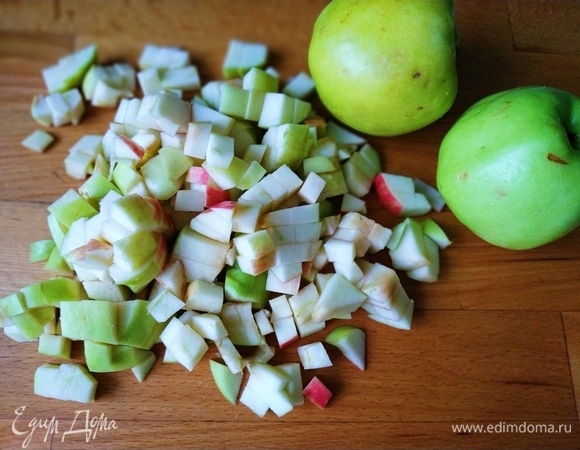 У яблок вырезала сердцевину и нарезала плоды на кубики.