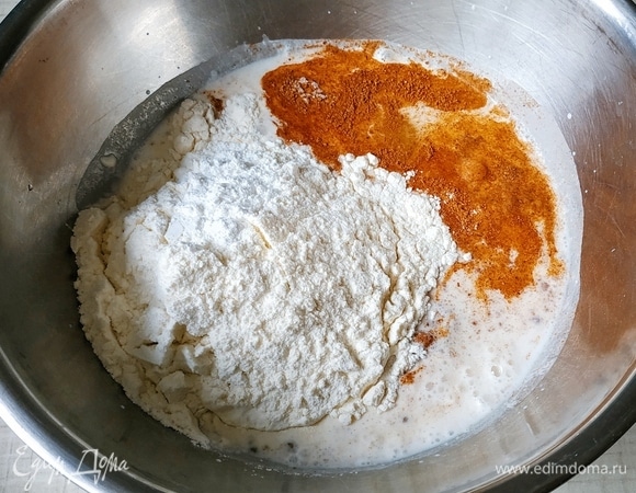 Из муки, разрыхлителя, яиц, сахара и молока замесила тесто. Добавила соль, растительное масло и корицу.