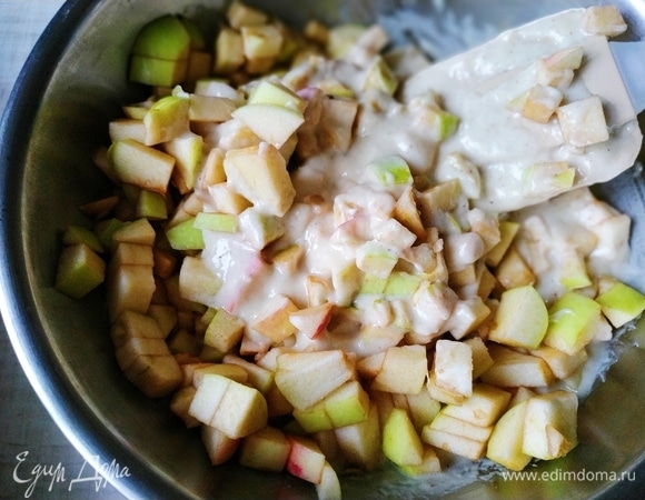 Тесто перемешала с яблоками.