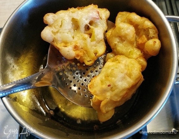 Готовые оладьи выложила на бумажное полотенце, чтобы впиталось лишнее масло.