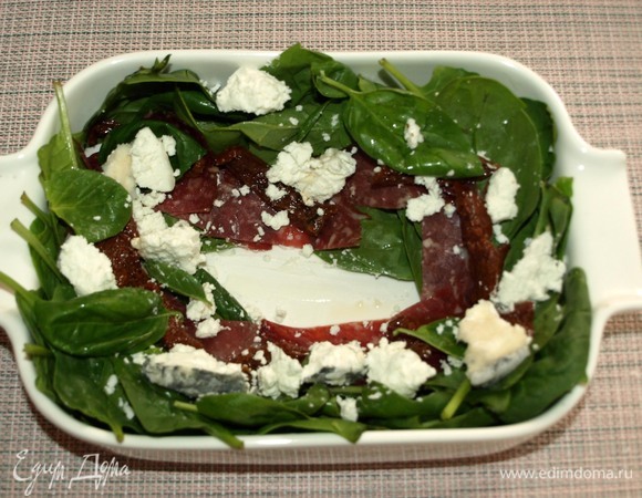 На колбасу выкладываем мягкий сыр, помидоры, листики зеленого базилика. Помидоры можно взять вяленые или свежие томаты черри.