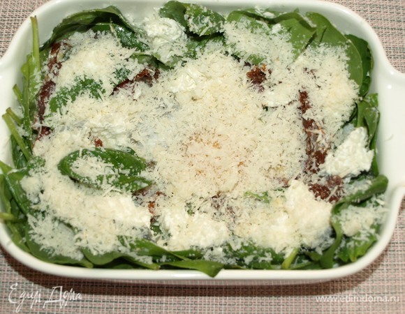 На яйцо аккуратно наливаем сливки. Посыпаем тертым твердым сыром. Сливки в оригинальном рецепте используются 33 % в количестве 50 мл, я использовала 20 %. Отправляем в заранее разогретую до 180ºС духовку на 10–15 минут. Достать готовое блюдо, дать постоять несколько минут и можно подавать.